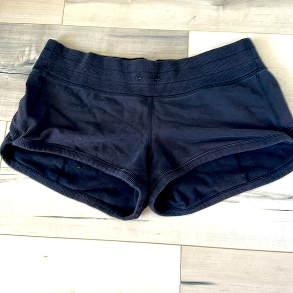 Size 8 Vintage lululemon shorts GUC - Picture 1 of 8